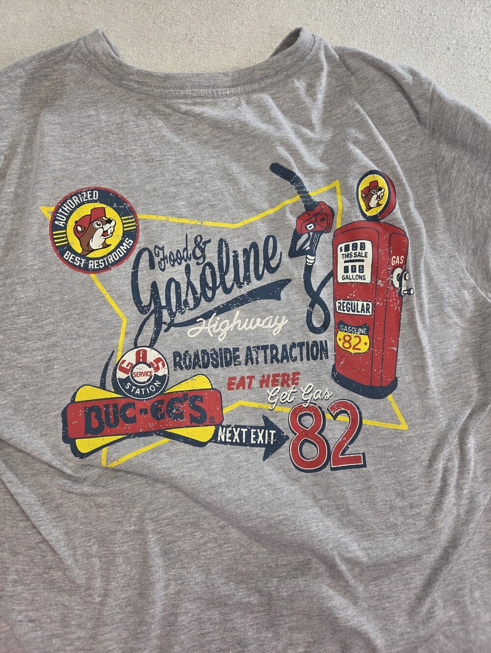 Buc-ee's Shirt Mens M Gray Food & Gasoline Highway 82 Gas Station - Picture 2 of 7
